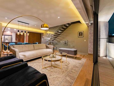 Stylish 3-Level PH, Private Rooftop & City Views