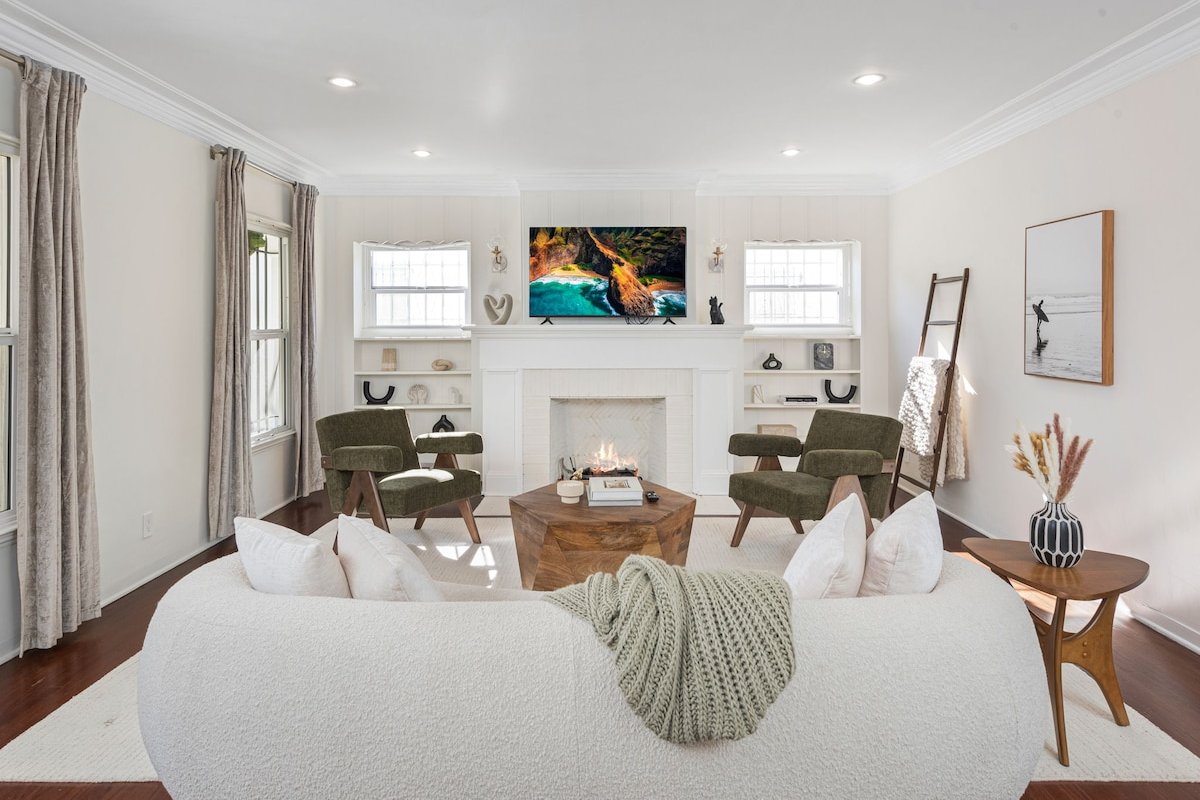 Luxury LA Vacation Getaway + Parking +Gated Yard gallery image 2