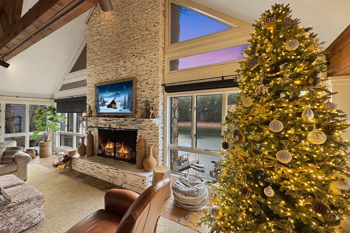 Country Roads- Lake Front, Hot Tub, Pool Table