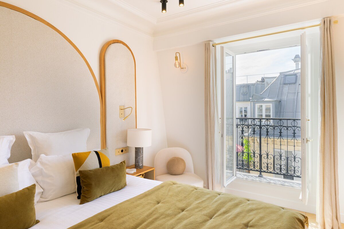 A 5BR/4BA Duplex w/Services in La Madeleine-Opéra gallery image 4