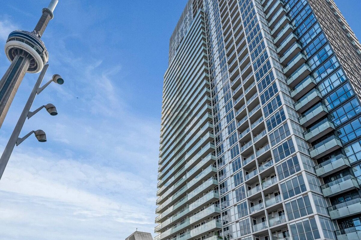 3 BR w/ parking Downtown Toronto gallery image 3