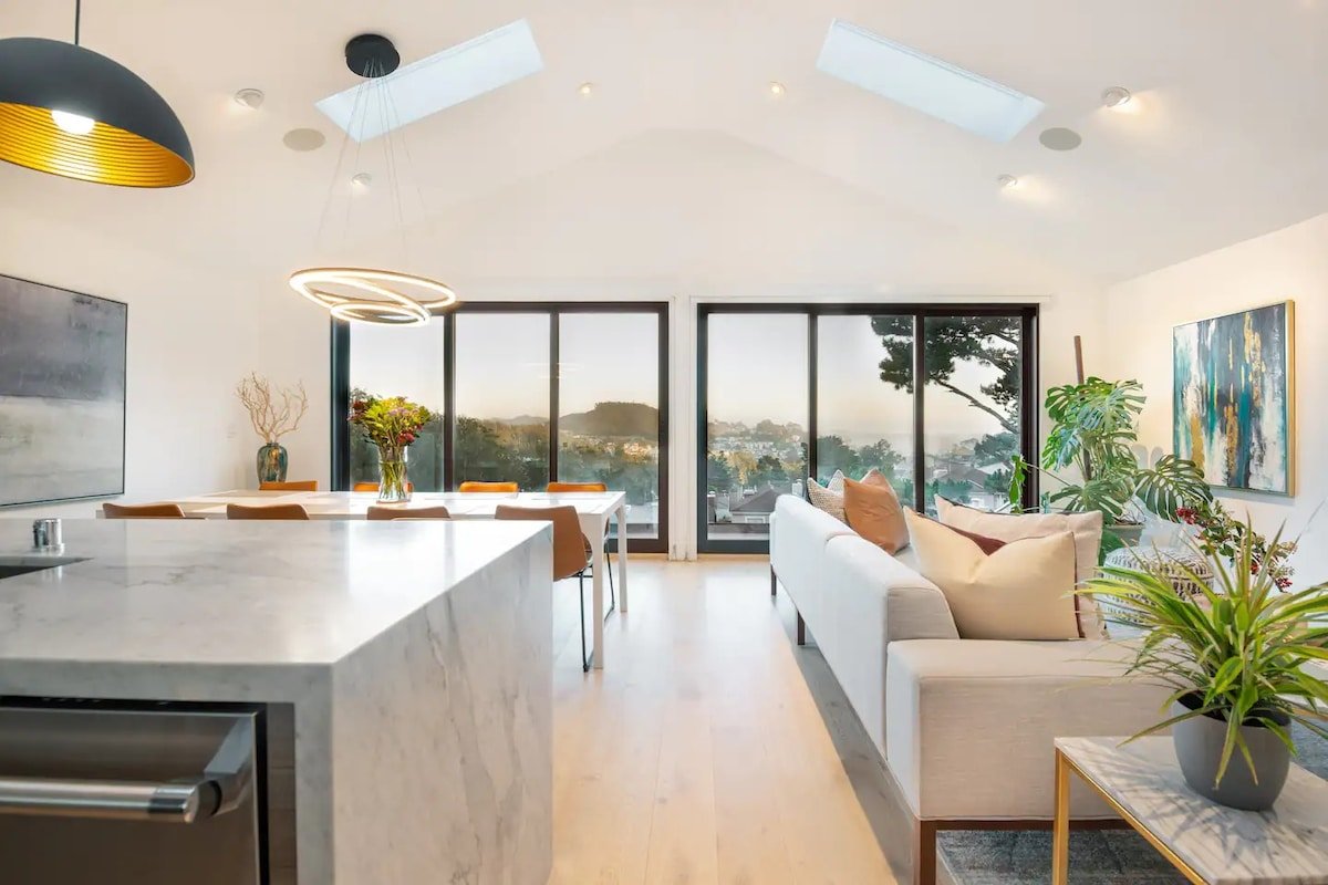 Film-Featured Hilltop 5BR Villa | City View+Nature gallery image 2