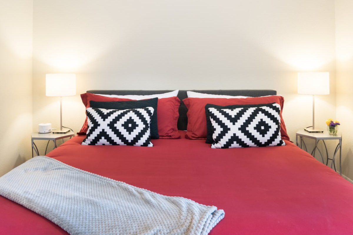 Modern Bungalow + Guest House in East Downtown gallery image 5