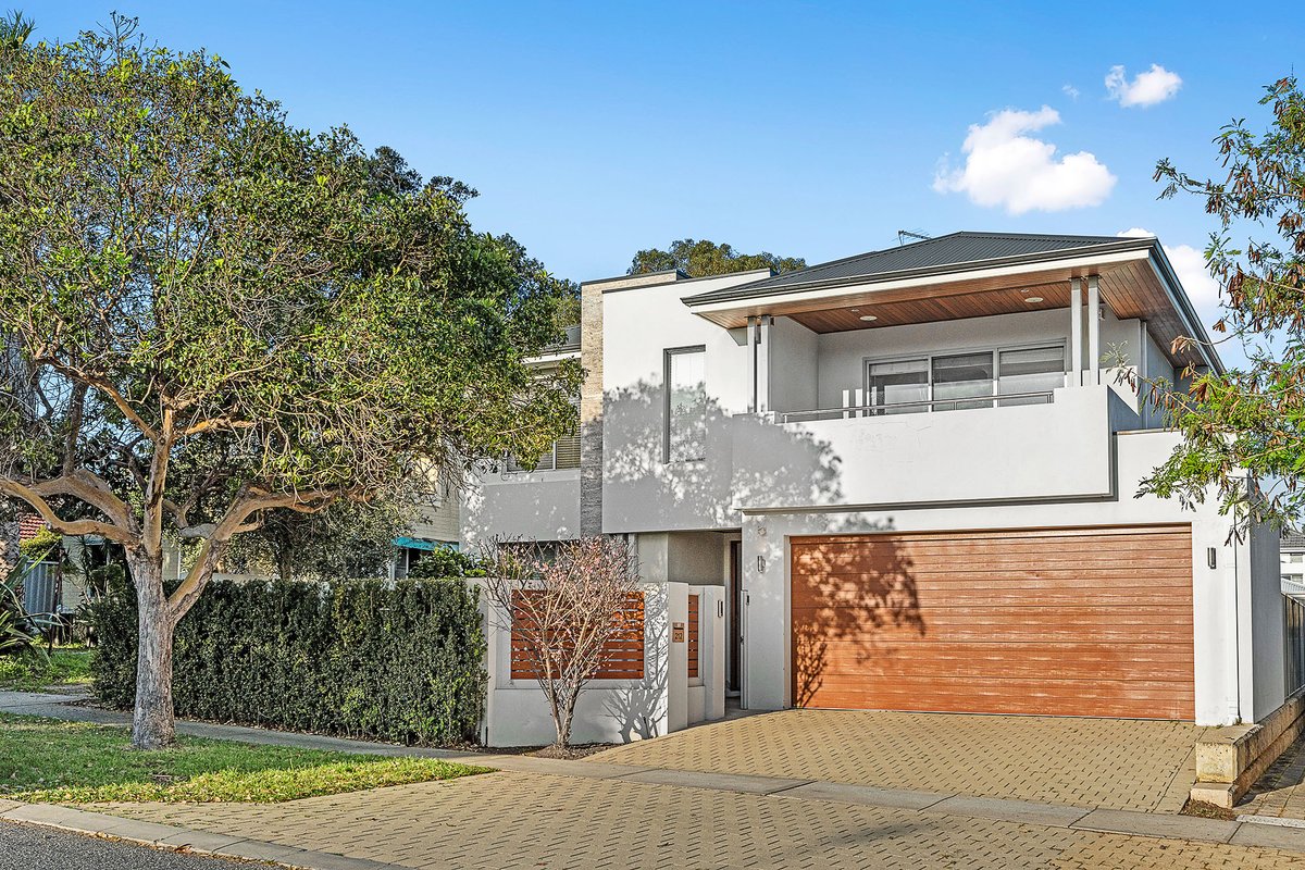 Family home – walk to Scarborough beach