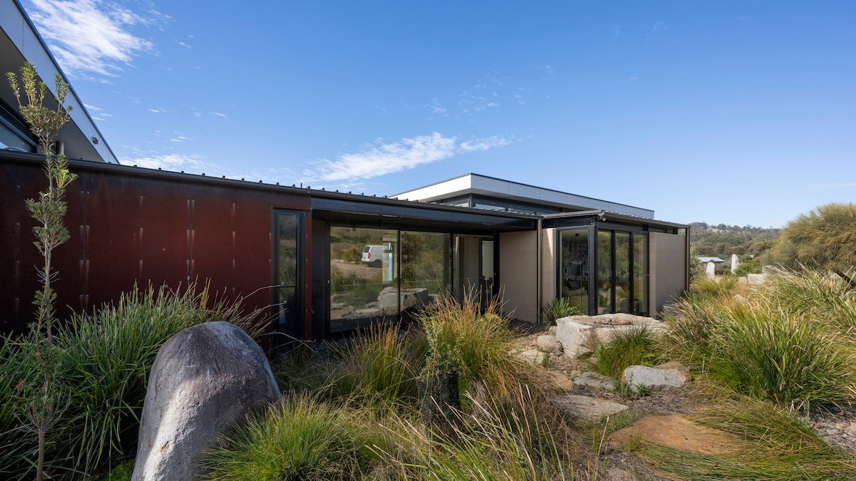 Seaside home ~ Hot Tub, Pool and Cliff Top Sauna gallery image 3