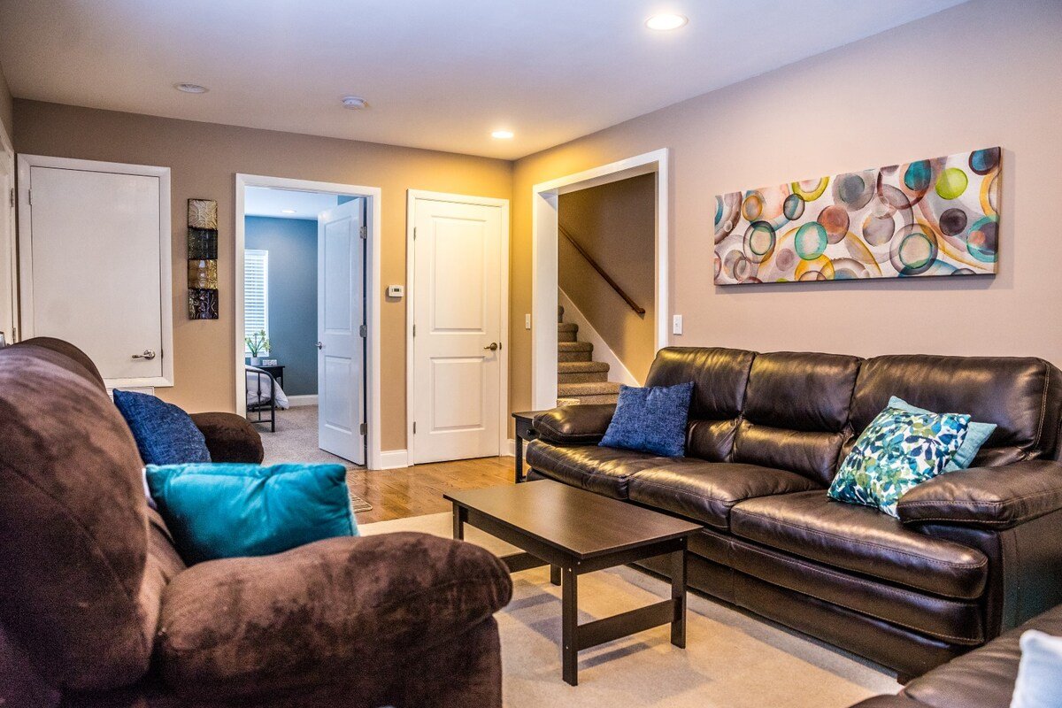 Single Family Home 2 Miles to Downtown -12 Beds gallery image 5