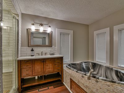 Hot tub, fire pit, King bed, 4 mi to downtown AVL