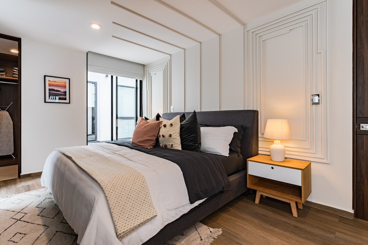 Elegant Polanco Retreat with Balcony and Workspace gallery image 5