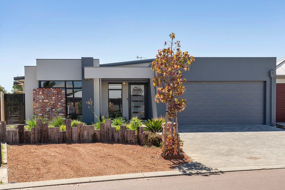 The Links – fairway views, walk to town, air-con gallery image 3