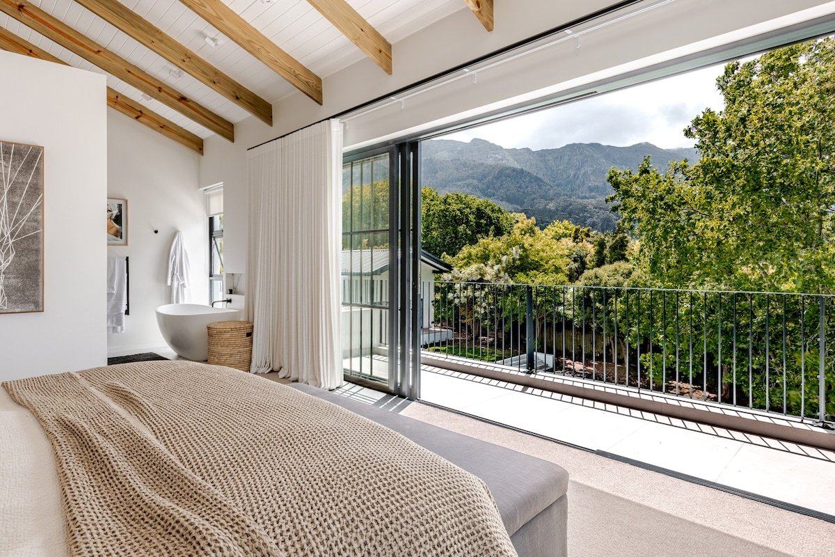 Newly Renovated 5-Bed Home in Upper Constantia gallery image 3