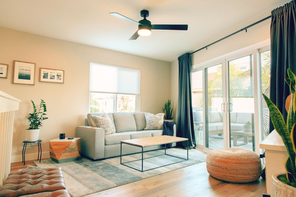 Modern Home – Steps from the Sand – 2 Car Garage gallery image 2