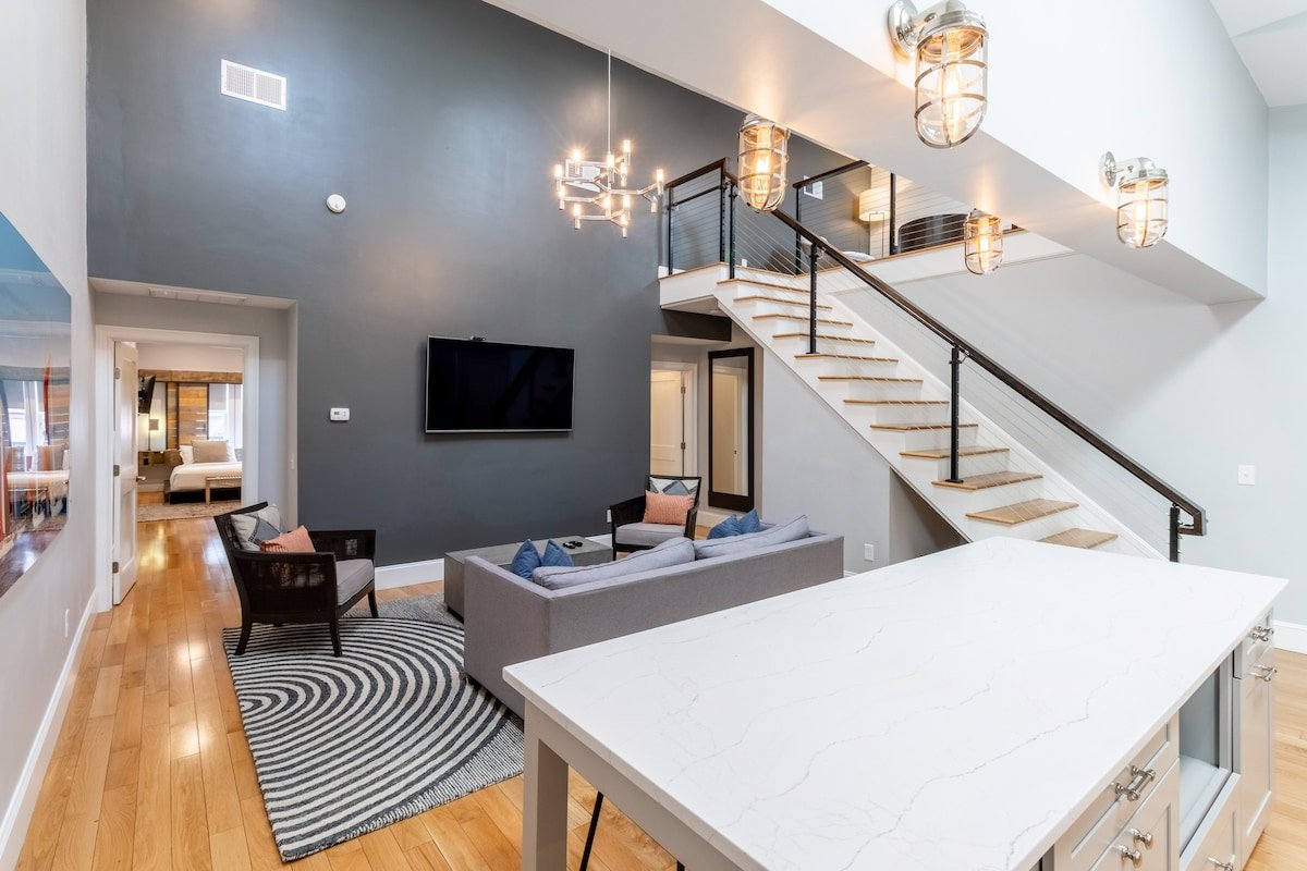 Modern Condo w/Loft and Kitchenette on Thames St gallery image 2