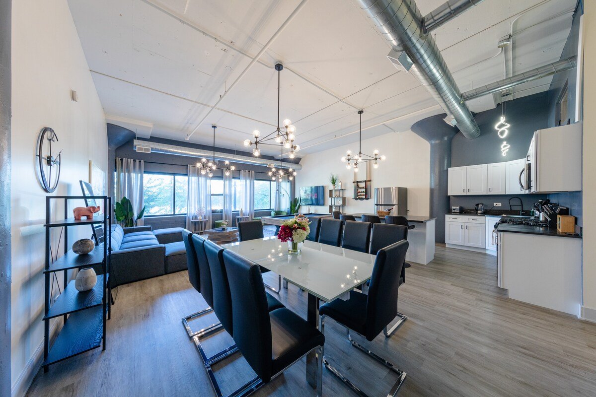 Group-Friendly 5BR Suite Near McCormick |Sleeps 12 gallery image 4