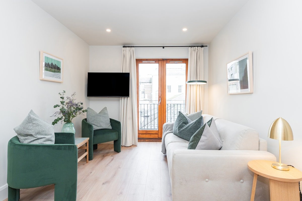 Modern & Cosy Retreat in Dublin’s Historic Center gallery image 3