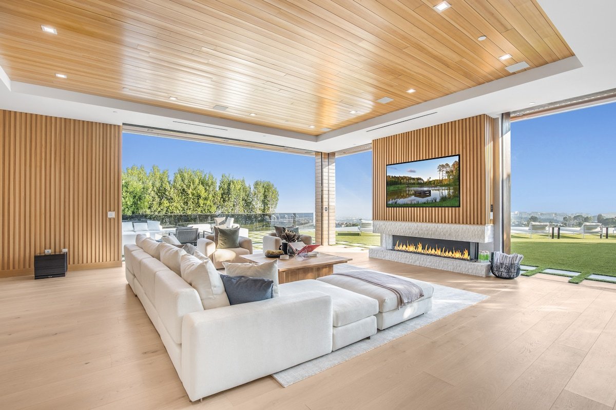 Opulent Bel-Air Paradise Perfect for Elegant Stays gallery image 2