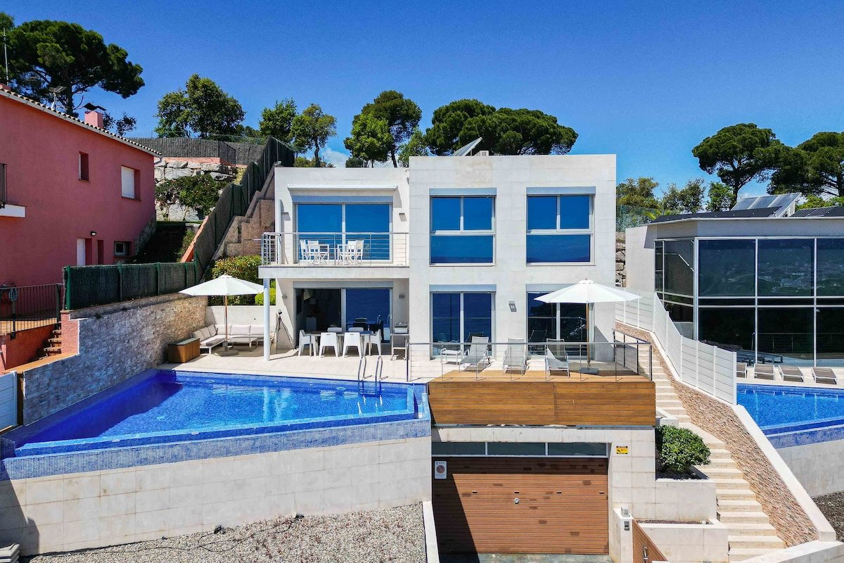 ★ CoastalVillas – Villa Blanca ★ infinity pool gallery image 2