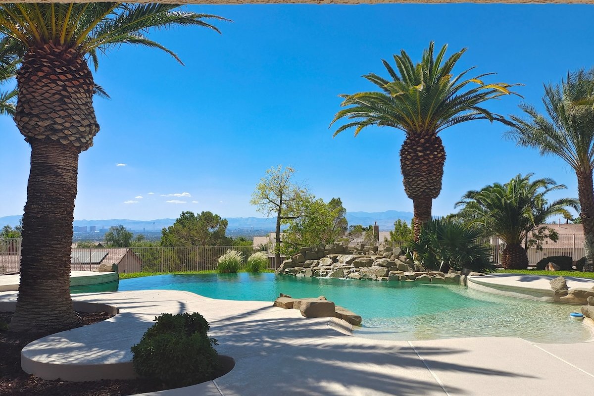 Luxury 6bdr House Pool Strip Vu gallery image 4