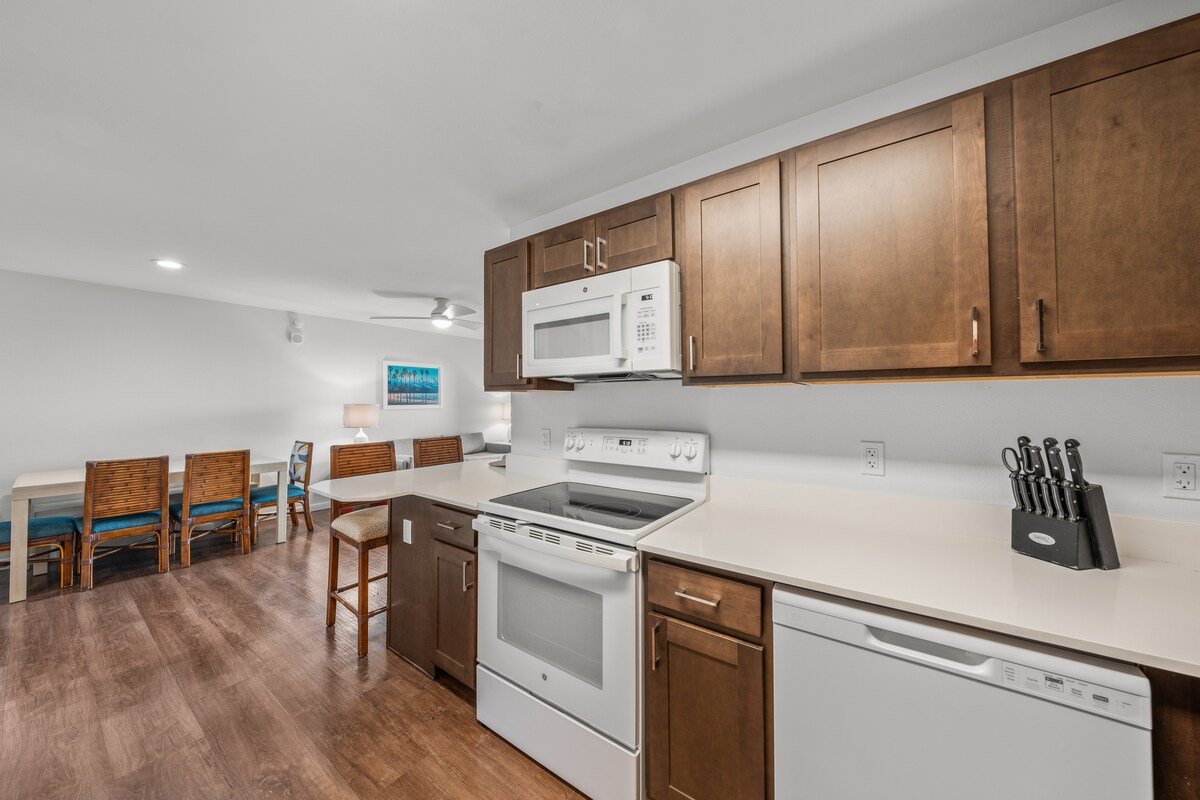 ¼ Mile to Kam I Beach, Renovated 3BR Resort Apt gallery image 5