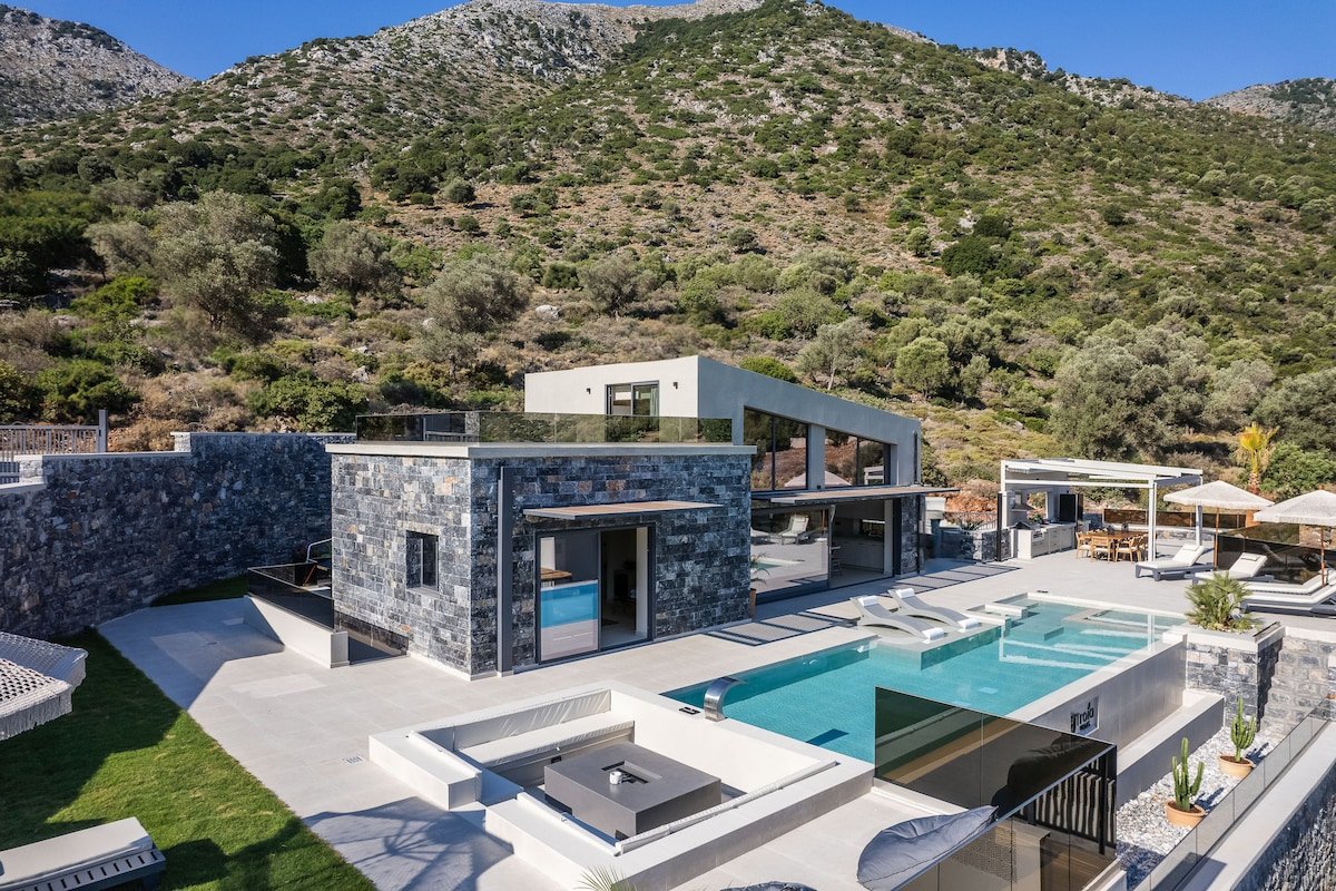 Luxury Villa with Sea Views, Fire Pit & near beach gallery image 3