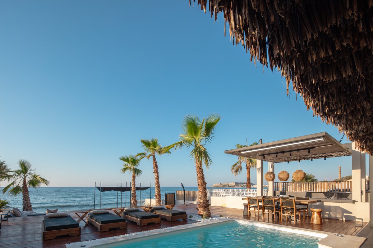 Luxury Beachside Living, a Step Away from Beach!