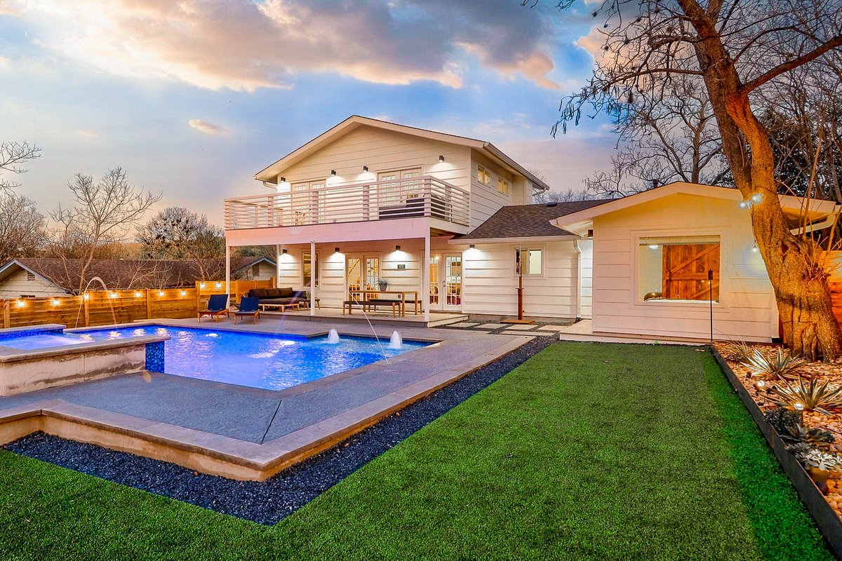 Pool, Hot Tub, BBQ Grill – Mins to Downtown ATX!