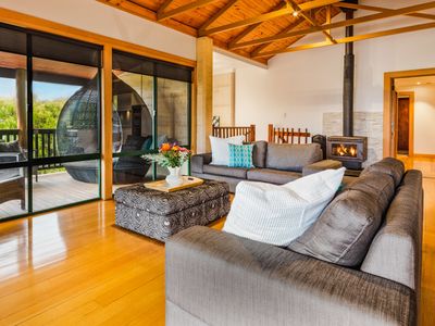 Dolphin House: Family-Friendly • Ocean Views • BBQ