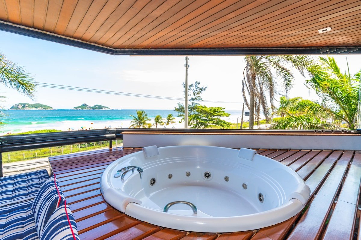 Luxury Beach Front Paradise! Daily Maid Service! gallery image 4