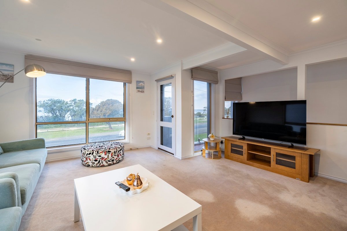 The Waterfront – The beach at your doorstep! gallery image 3