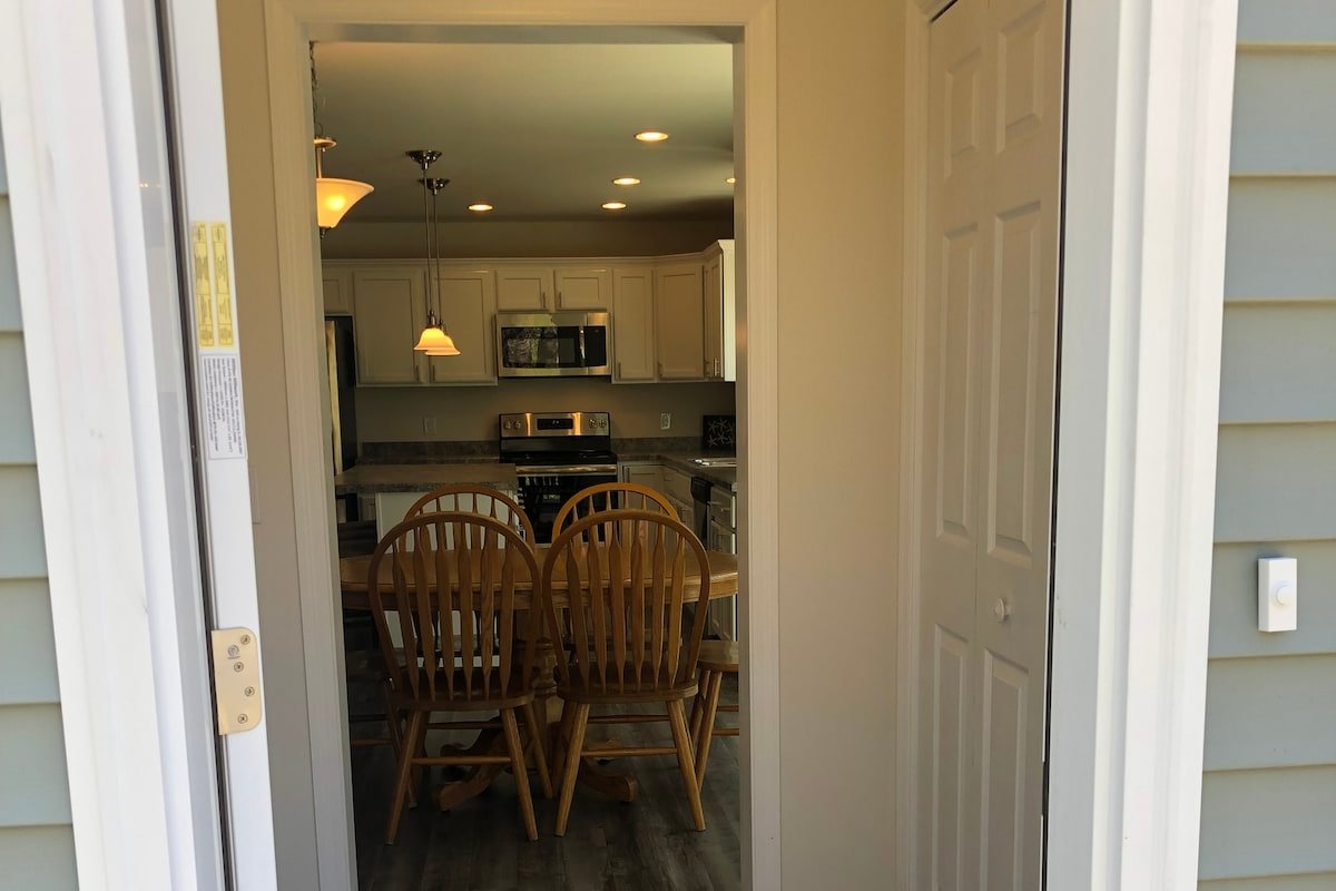 6 BR / 4 BA home in Narragansett Pier! gallery image 5