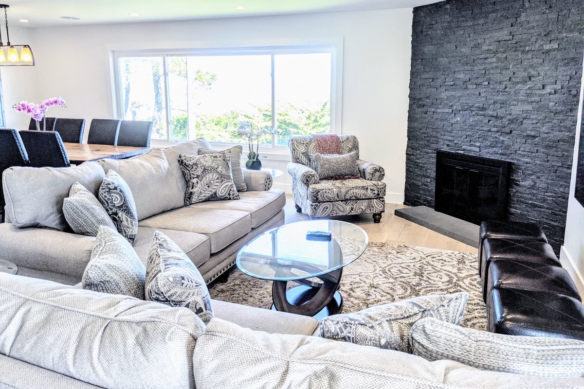 Hilltop Retreat with Panoramic Cityscape Vistas