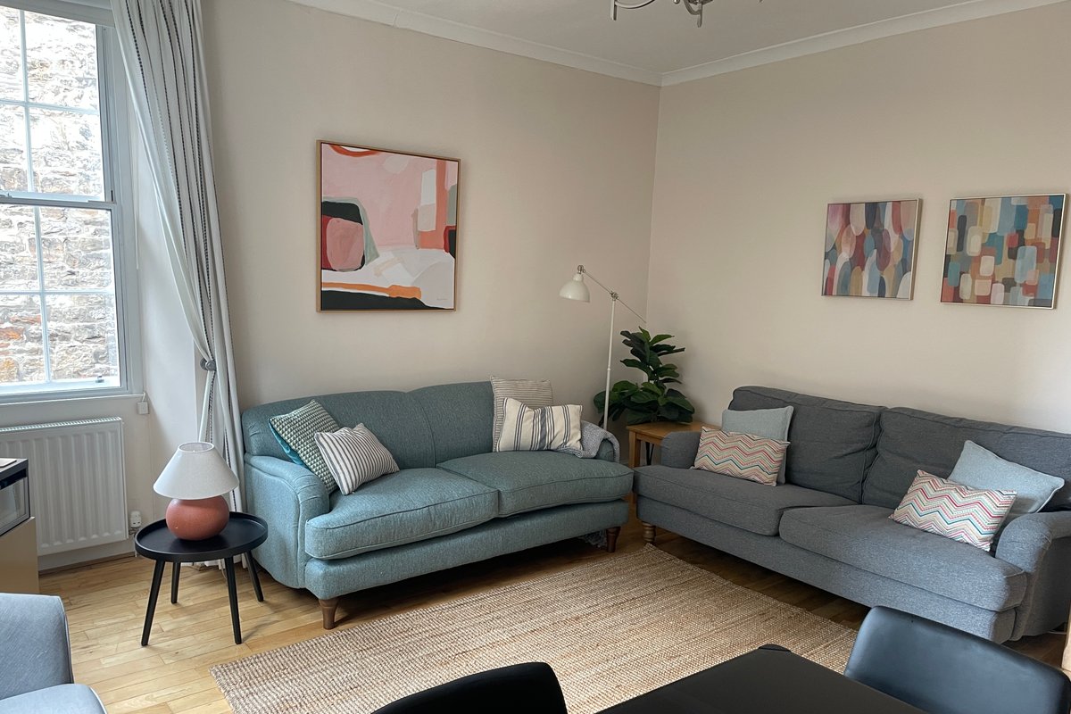 Central Apt, 2 mins to Princes St and tram