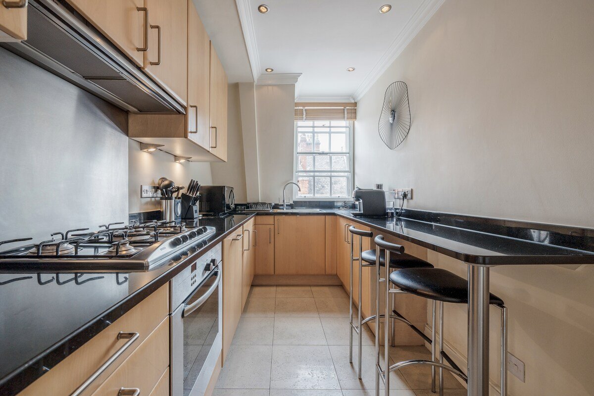 J-Mayfair’s Bellavista PenthouseRooftop Terrace&AC gallery image 5