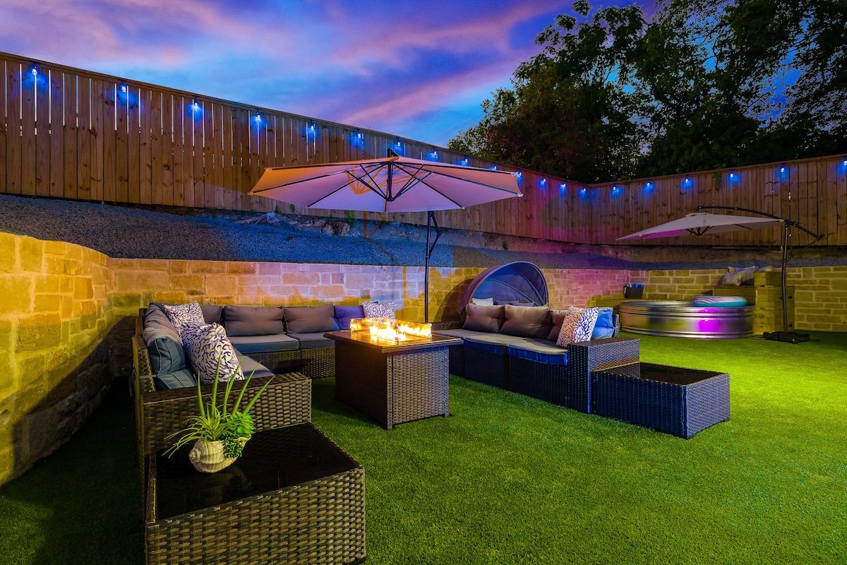 Retroland! | Hot Tub + Pool | Arcade | 7 min Dtown gallery image 3