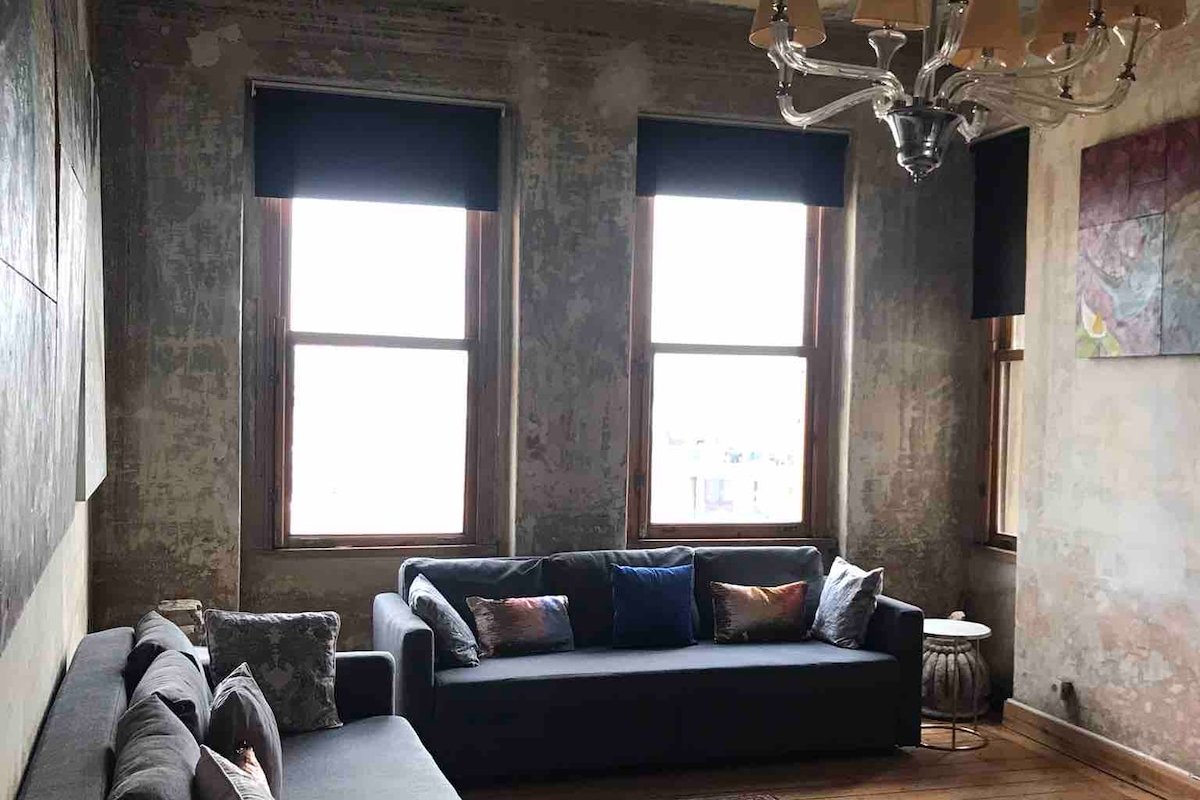 .Beautiful huge unit with lots of art on the wall gallery image 5