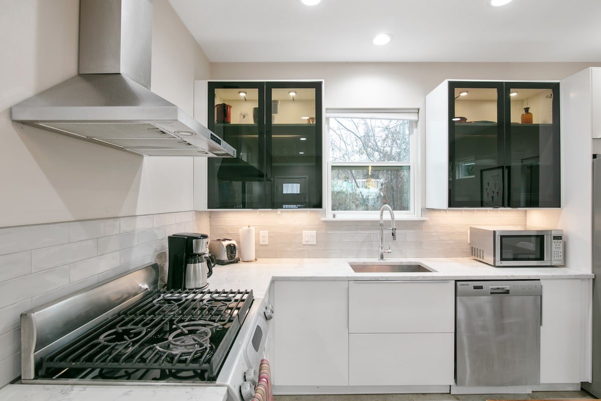 Modern Secluded Villa – 4 Mins to Downtown gallery image 5