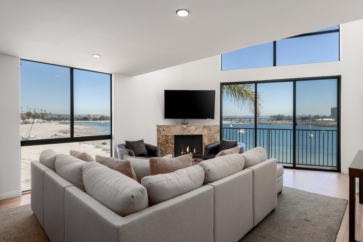 Bayfront Penthouse w/ Firework and Water Views! gallery image 5