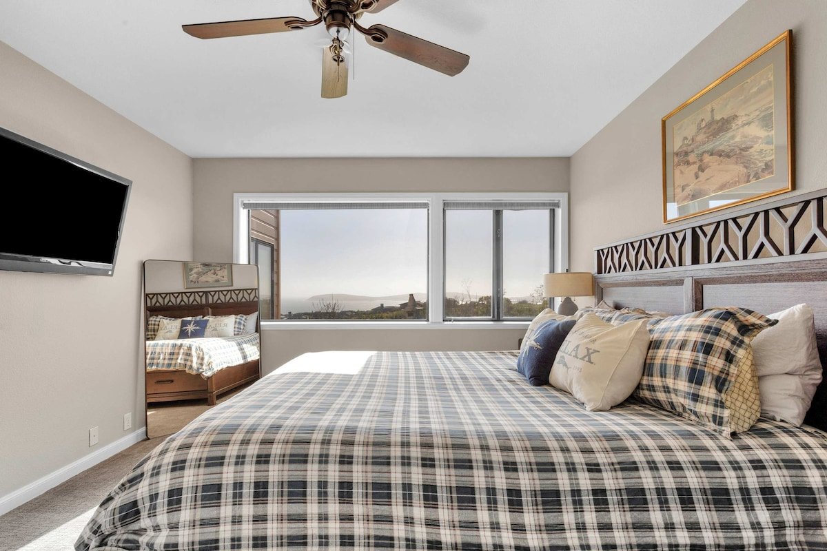 Expansive Ocean-View Retreat with Home Theatre & S gallery image 5