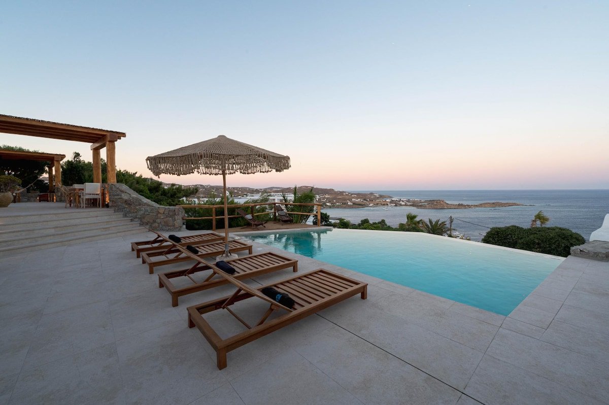 Nomade Villa 4BR over Psarou beach gallery image 2