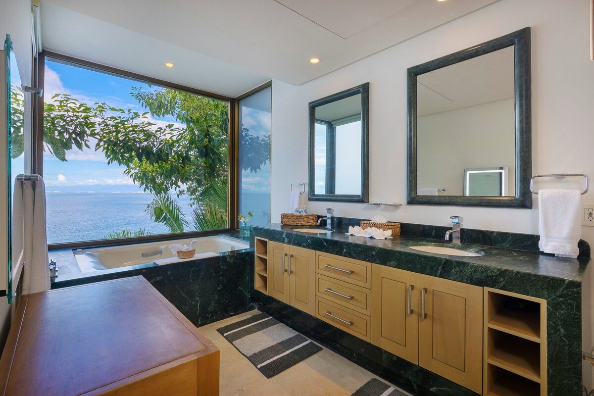 Luxurious Oceanfront Villa gallery image 2