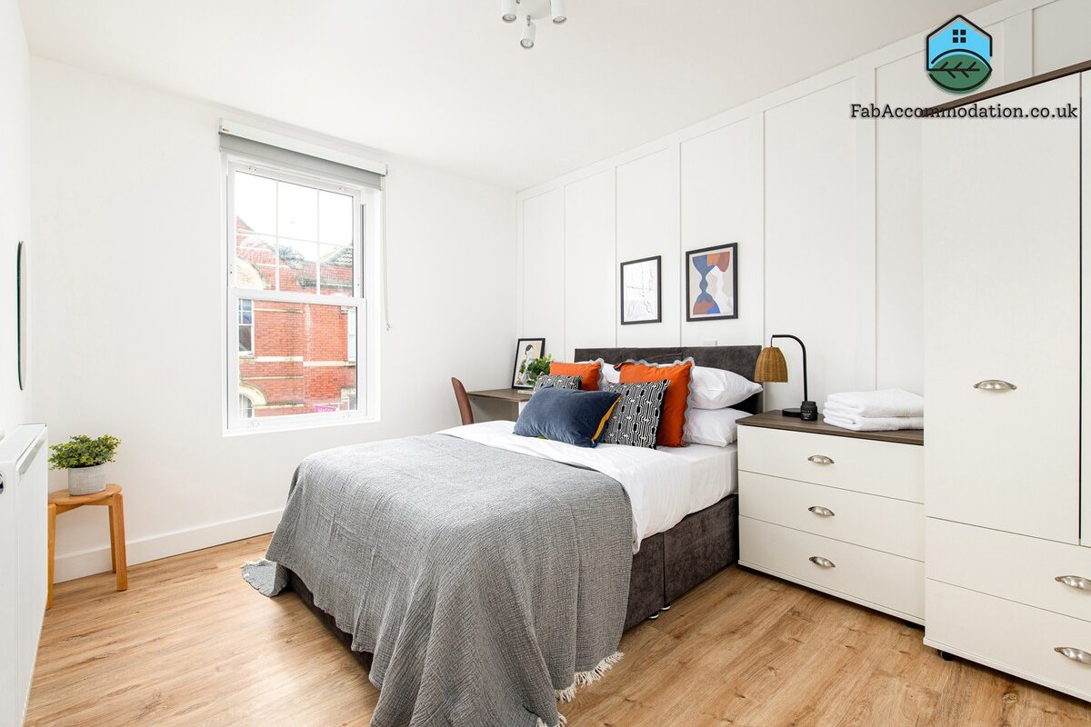 Stylish-5bed-5bath-FreeParking-By FabAccommodation gallery image 4