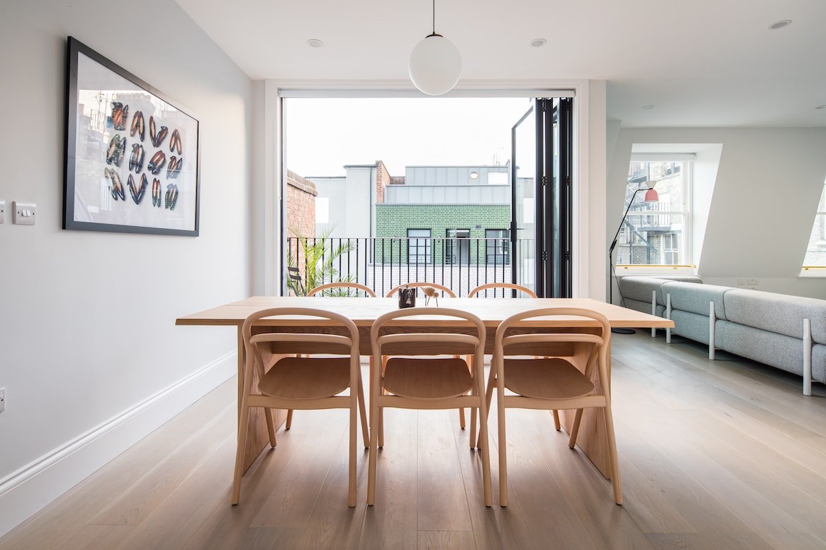 Incredible Leicester Sq 2BR – Terrace, Netflix & N gallery image 2