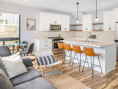 OCEAN VIEW – 1 block to the beach