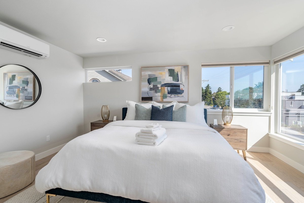 New Seattle Home | Walk to Restaurants | Rooftop gallery image 5