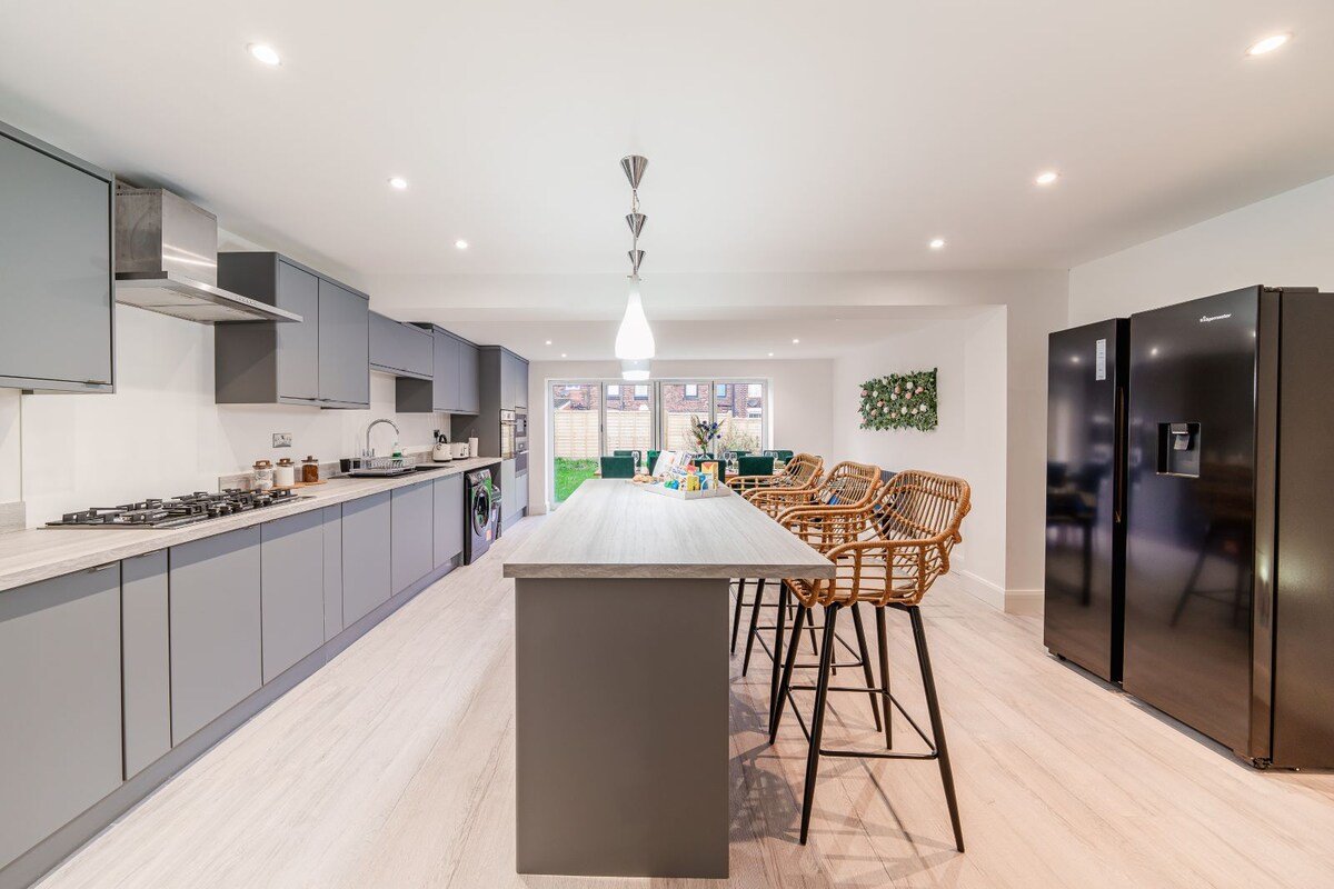 6BR house/2BR Bungalow & Parking gallery image 2