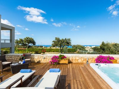 Full Privacy Family Villa Victoria!