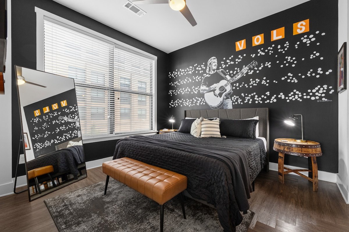 Country’s COOL Again| Corner Unit! Broadway! POOL! gallery image 3