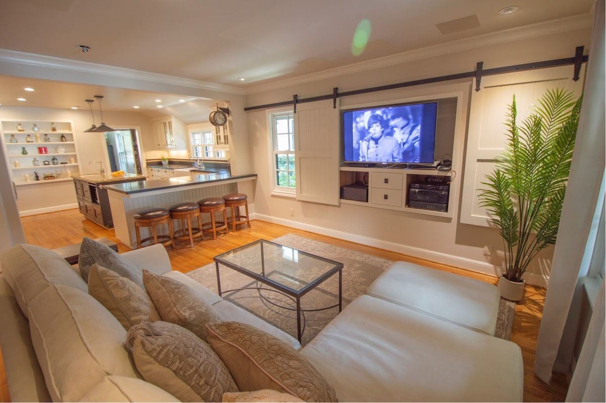 Charming Country Style Tudor Home Near Downtown SJ gallery image 2