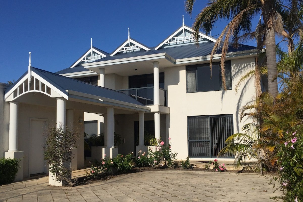 “Eau de Vie” Canal front home with private jetty gallery image 4