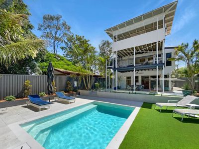 Luxury 4BD Retreat with Pool – 400m to Beach