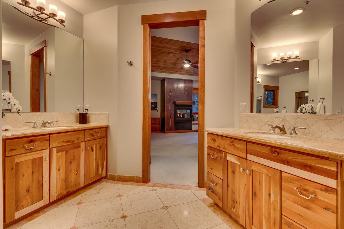 Stunning Yard, Luxury Home, Hot Tub (Mill Creek) gallery image 3